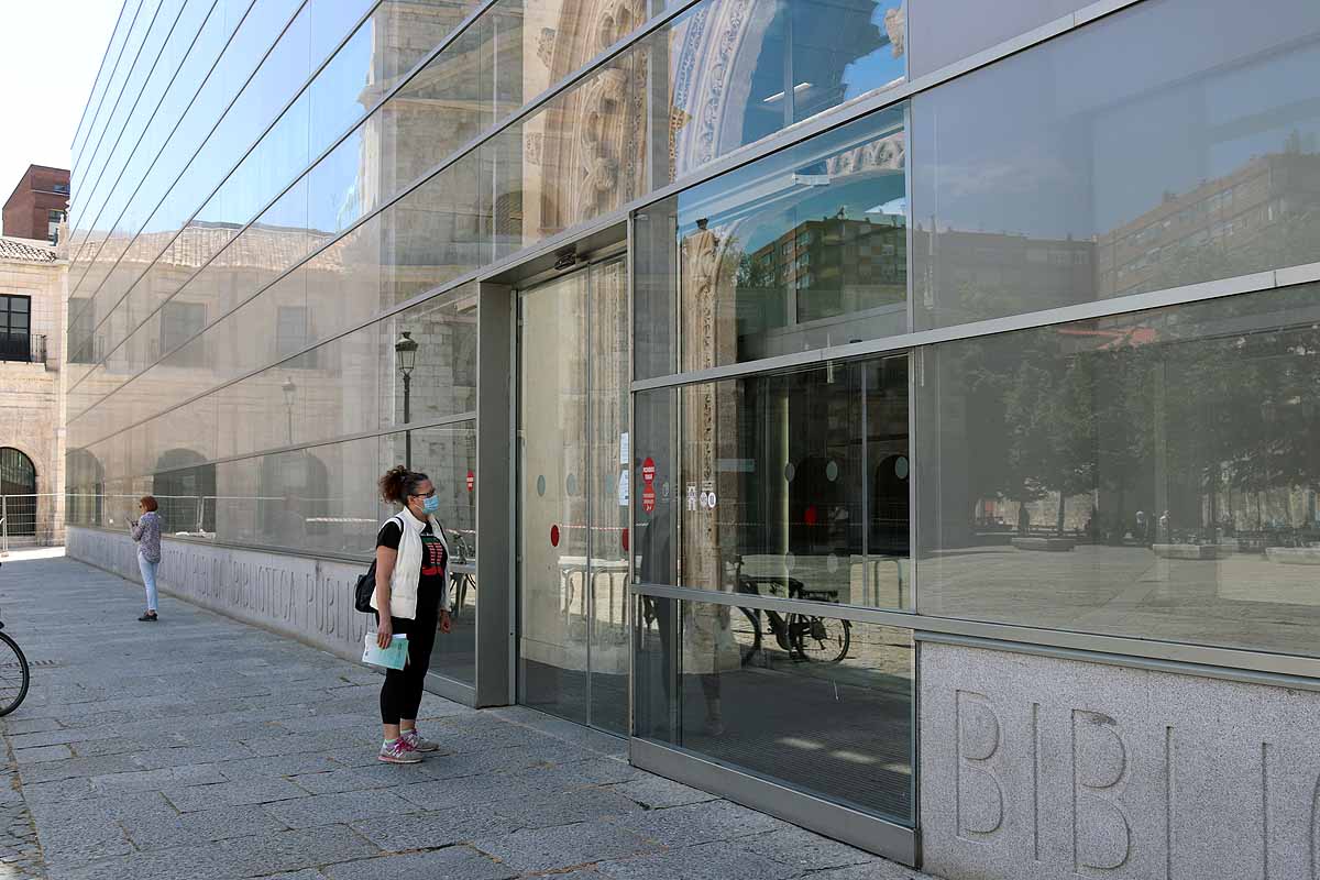 Tras más de dos meses sin tener que pagar por usar el autobús urbano o aparcar en zona azul, este lunes en fase 1 ha traído algún despiste entre los usuarios. Burgos despierta del letargo y nuestras constantes se están adaptando. Lo llaman la nueva normalidad y viene con elementos como mascarillas, dispensadores de gel desinfectante en cada local y más colas en la calle para limitar aforos.