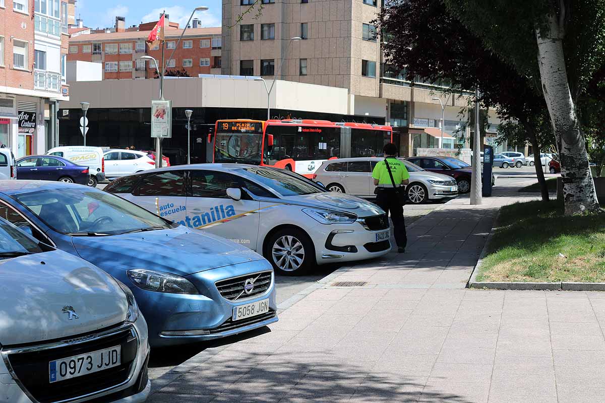 Tras más de dos meses sin tener que pagar por usar el autobús urbano o aparcar en zona azul, este lunes en fase 1 ha traído algún despiste entre los usuarios. Burgos despierta del letargo y nuestras constantes se están adaptando. Lo llaman la nueva normalidad y viene con elementos como mascarillas, dispensadores de gel desinfectante en cada local y más colas en la calle para limitar aforos.