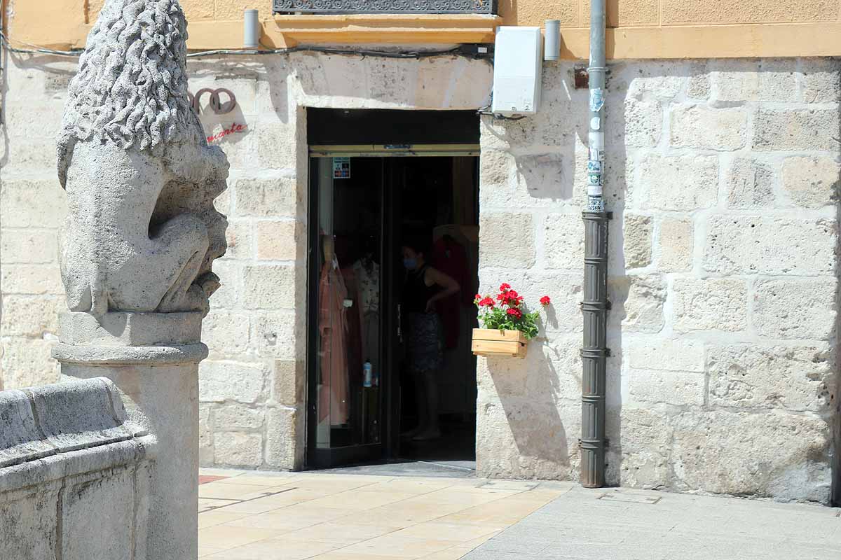 Tras más de dos meses sin tener que pagar por usar el autobús urbano o aparcar en zona azul, este lunes en fase 1 ha traído algún despiste entre los usuarios. Burgos despierta del letargo y nuestras constantes se están adaptando. Lo llaman la nueva normalidad y viene con elementos como mascarillas, dispensadores de gel desinfectante en cada local y más colas en la calle para limitar aforos.