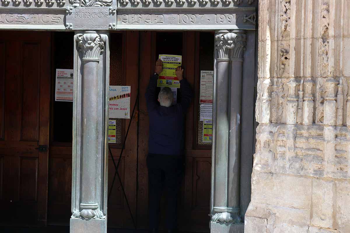 Una mujer se echa gel desinfectante a la entrada de la iglesia deSan Lesmes en Burgos. 