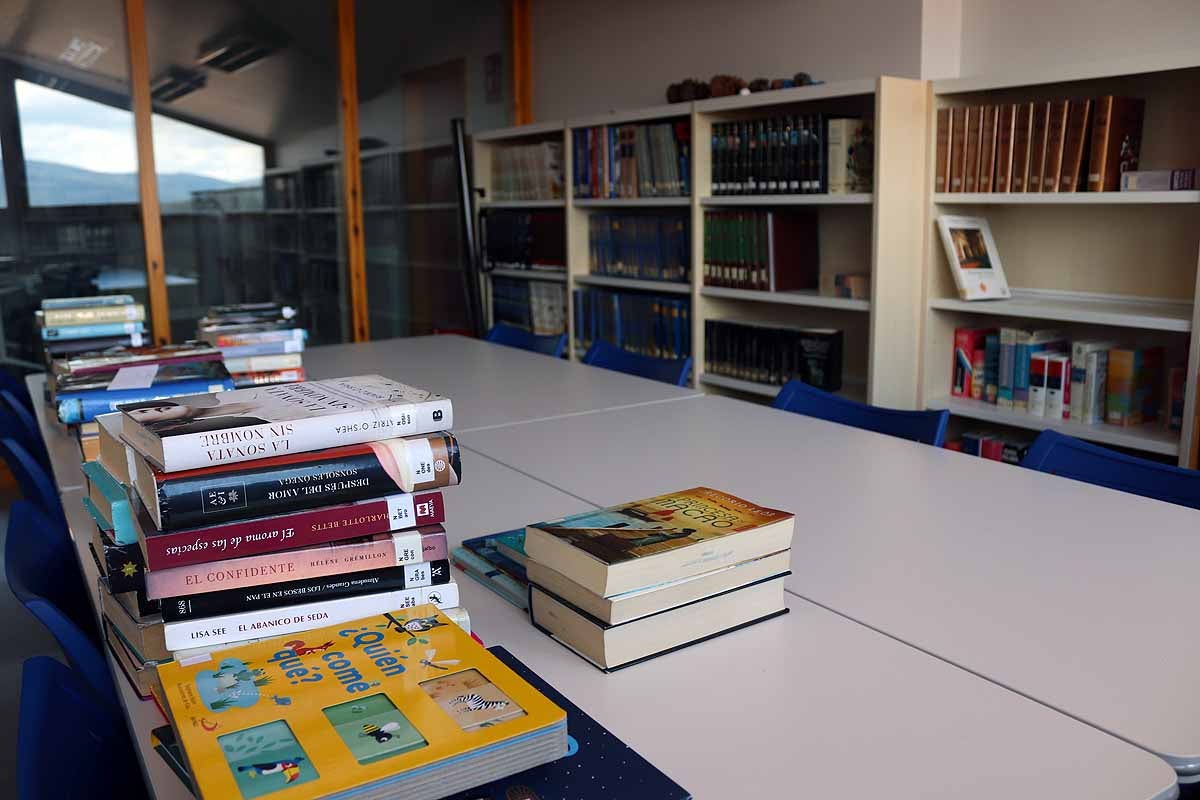 Libros en cuarentena en la biblioteca de Quintanar de la Sierra.