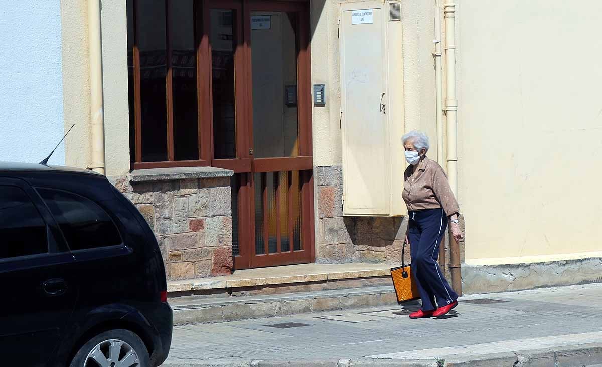 Las mascarillas son elementos habituales en las caras de los vecinos burgaleses.