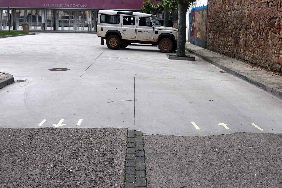 Marcas en el suelo de Salas de los Infantes en el acceso y salida de un parque.