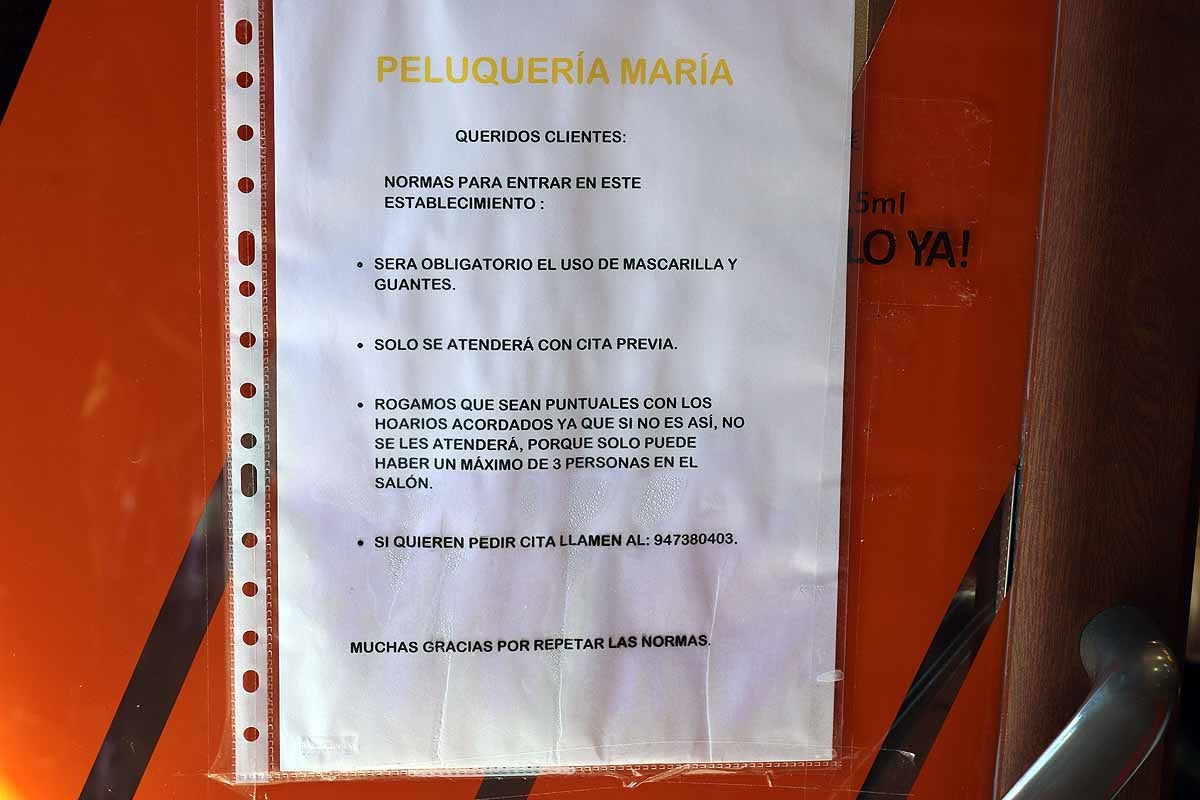 Colas a la puerta de los establecimientos, trabajadores que se afanan por tener sus locales impecables, el gel hidroalcohólico nos recibe en cada lugar, muchas mascarillas, parques precintados y bibliotecas con libros en cuarentena, así han llegado los pueblos burgaleses a la fase 1.