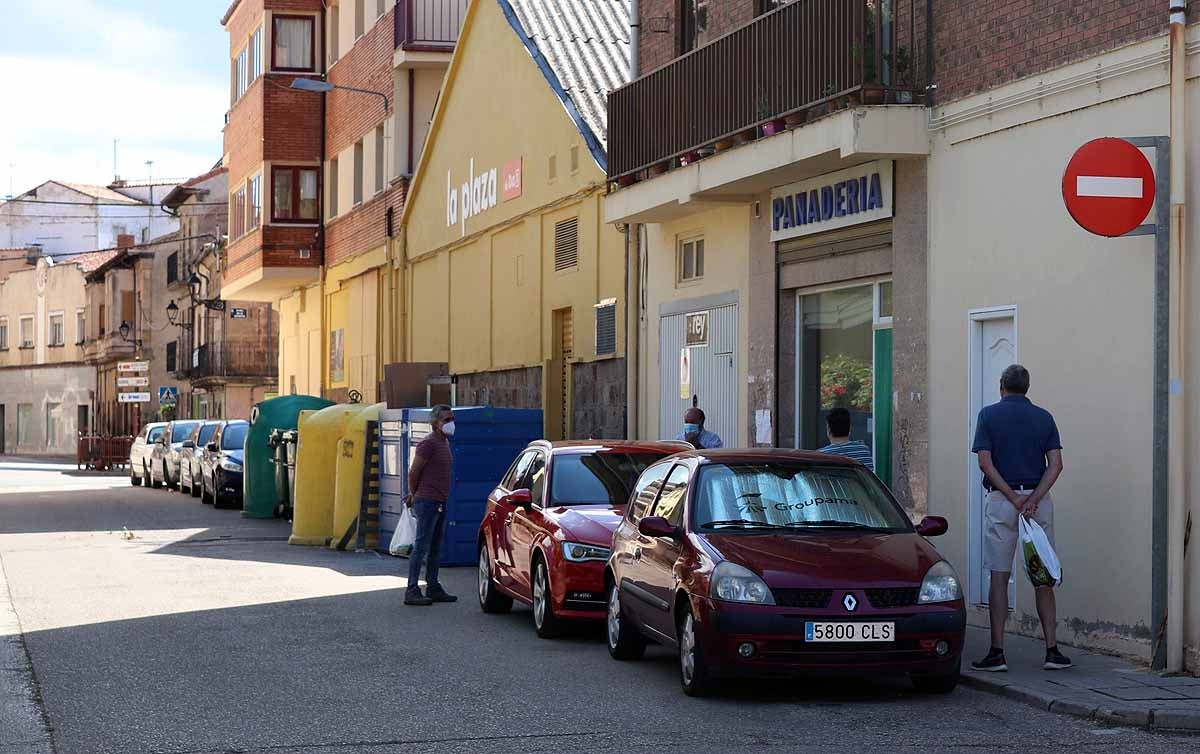 Cola a la entrada de una panadería en Salas de los Infantes.