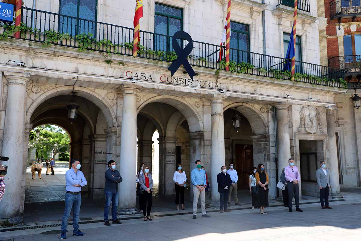 Fotos: Las Instituciones se suman al homenaje por los fallecidos por la covid-19