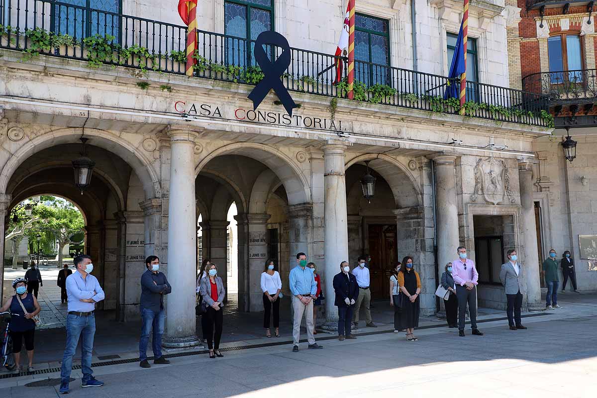 Fotos: Las Instituciones se suman al homenaje por los fallecidos por la covid-19