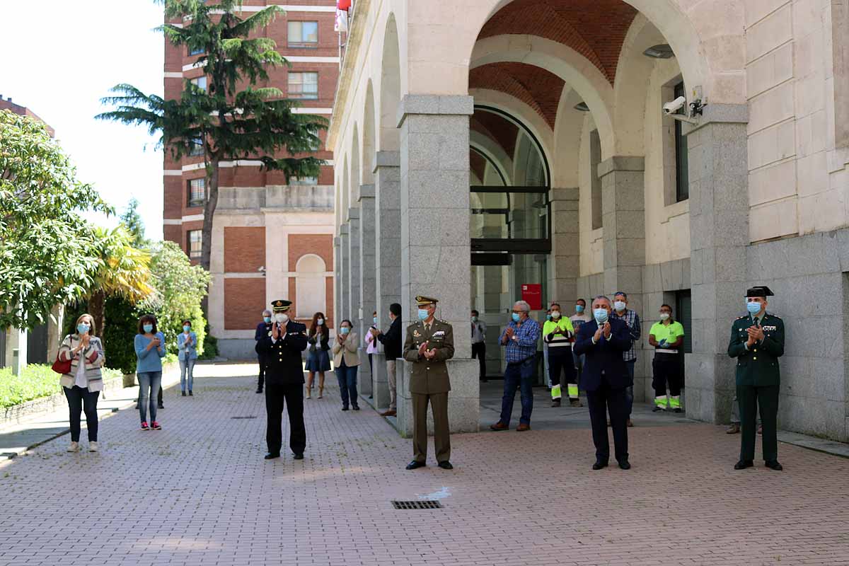 Fotos: Las Instituciones se suman al homenaje por los fallecidos por la covid-19