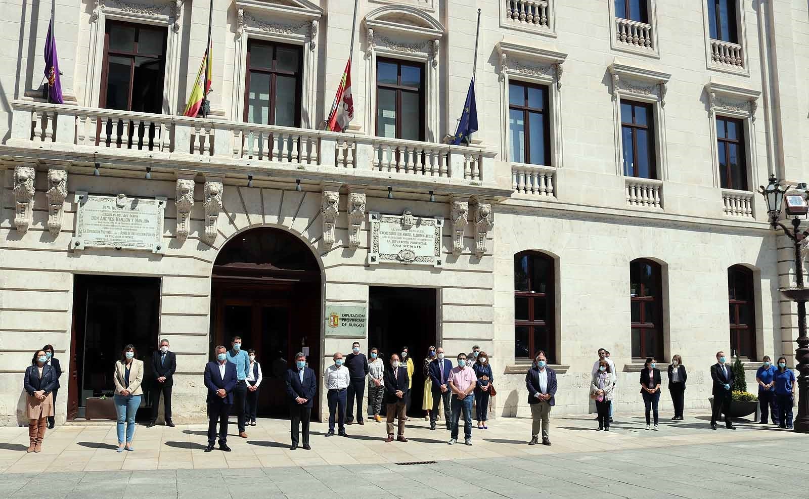 Fotos: Las Instituciones se suman al homenaje por los fallecidos por la covid-19