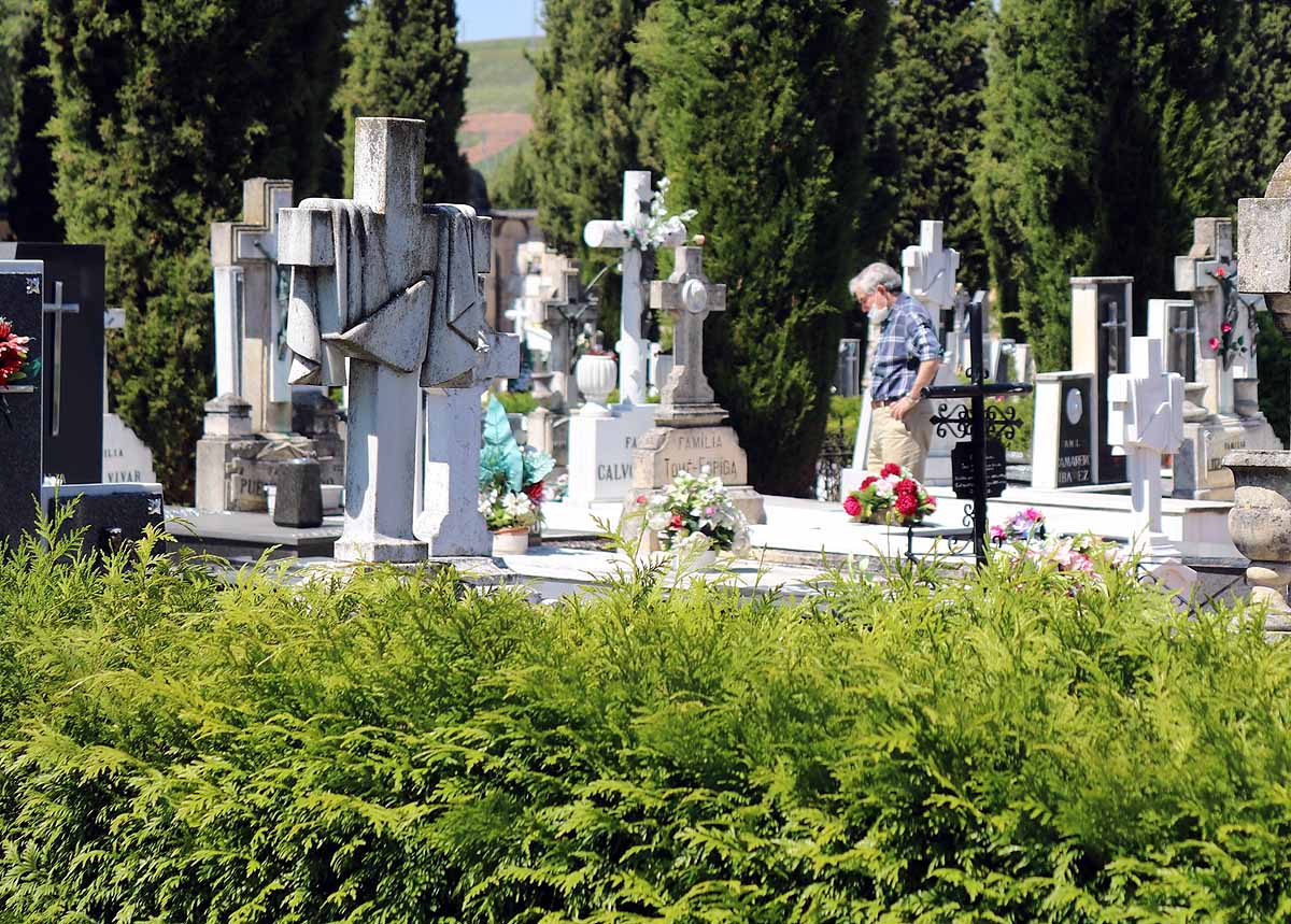 Las flores y los sentimientos regresan al cementerio San José de Burgos. 