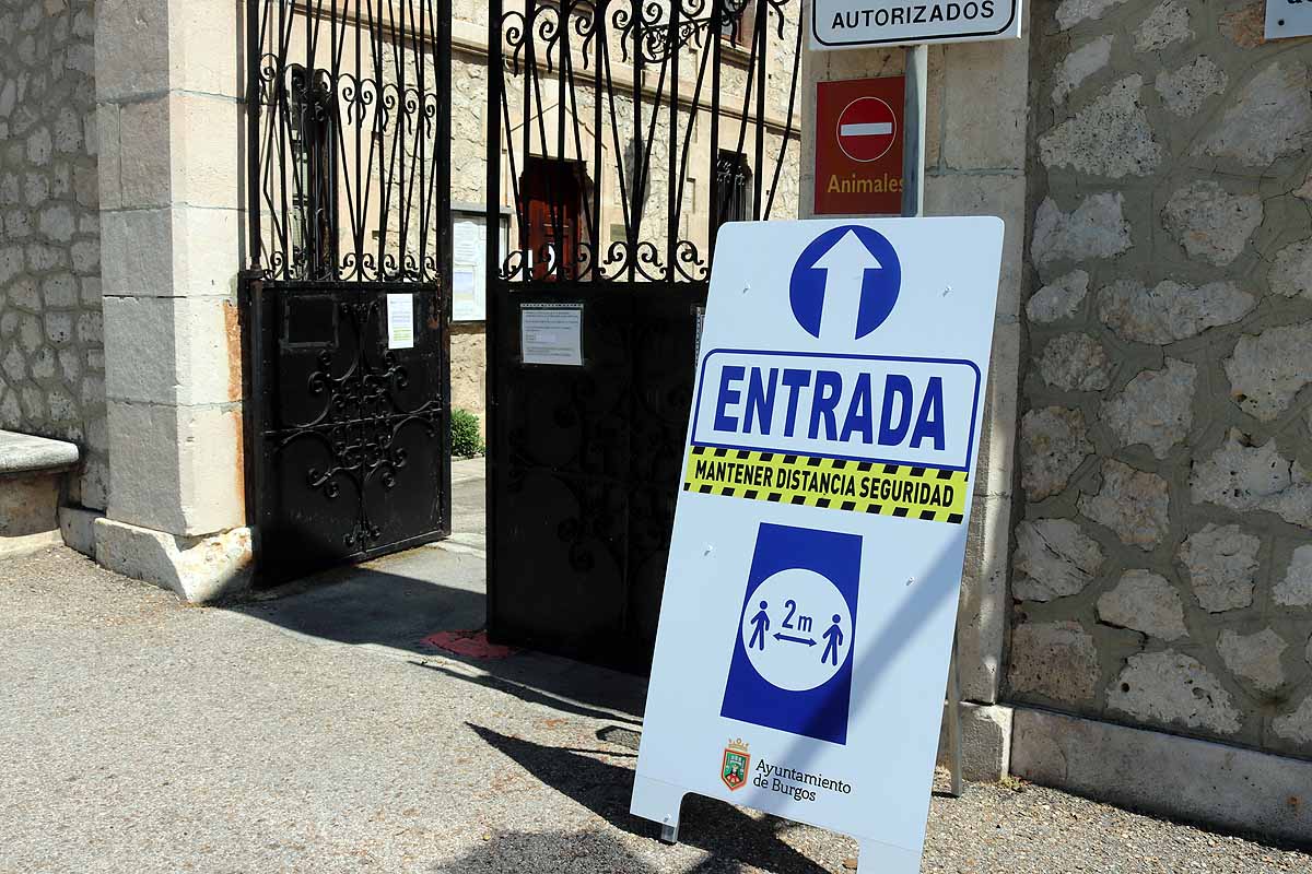 Las flores y los sentimientos regresan al cementerio San José de Burgos. 