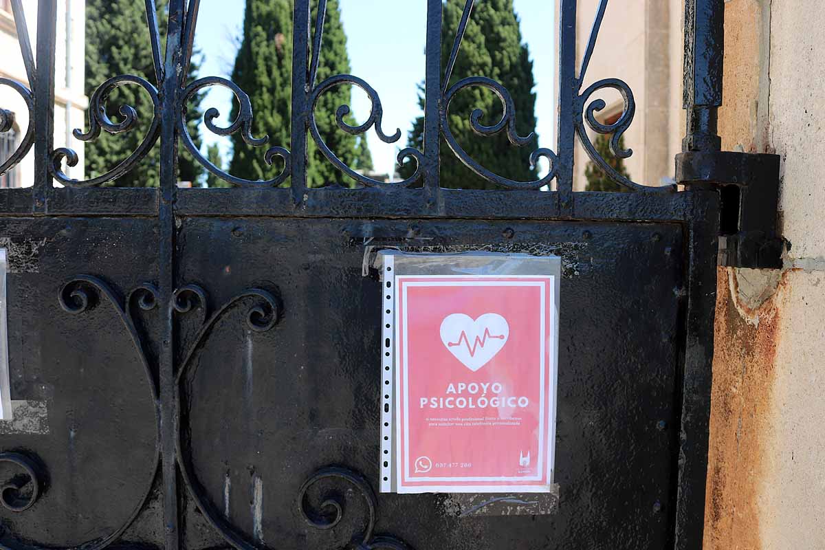 Las flores y los sentimientos regresan al cementerio San José de Burgos. 