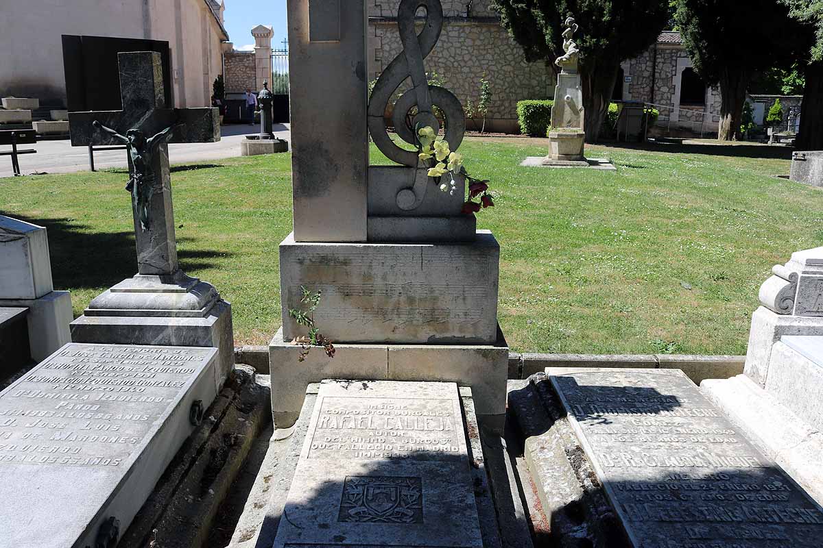 Las flores y los sentimientos regresan al cementerio San José de Burgos. 