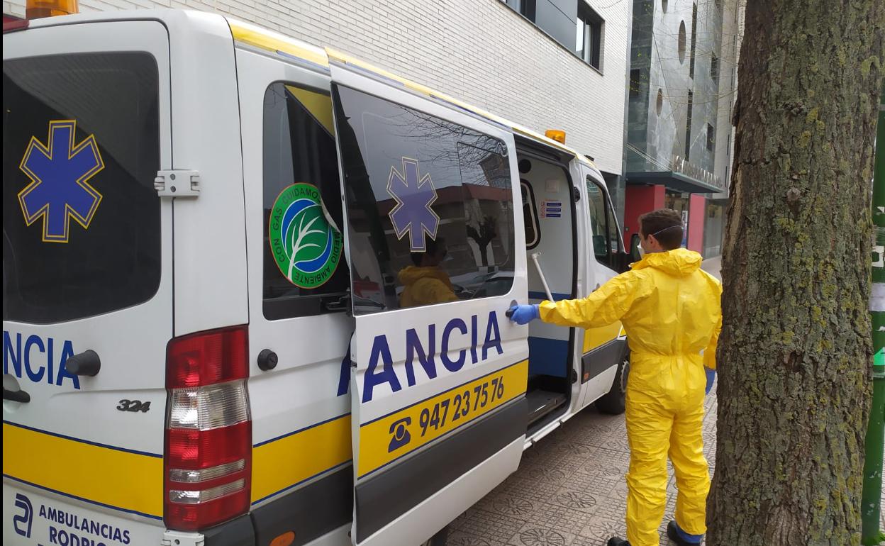 Imagen de una intervención de una ambulancia en servicio covid-19.