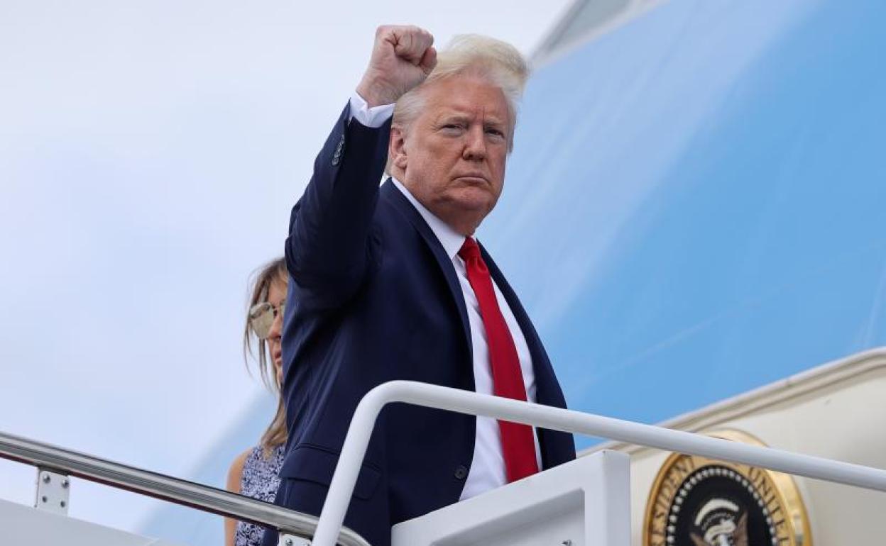 Donald Trump se dispone a montar en el avión presidencial.