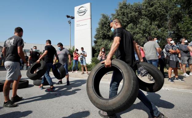 Imagen de las protestas frente a la fábrica de Barcelona. 