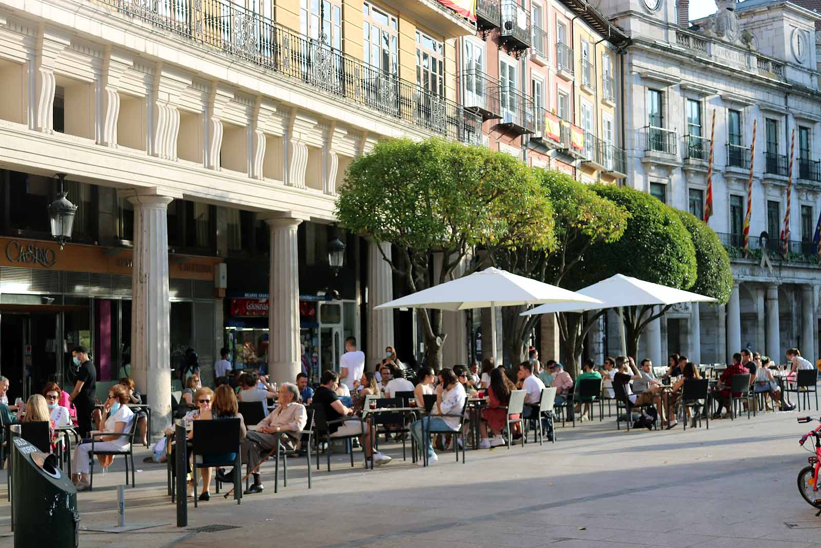 Fotos: El buen tiempo anima a los burgaleses a disfrutar de la calle