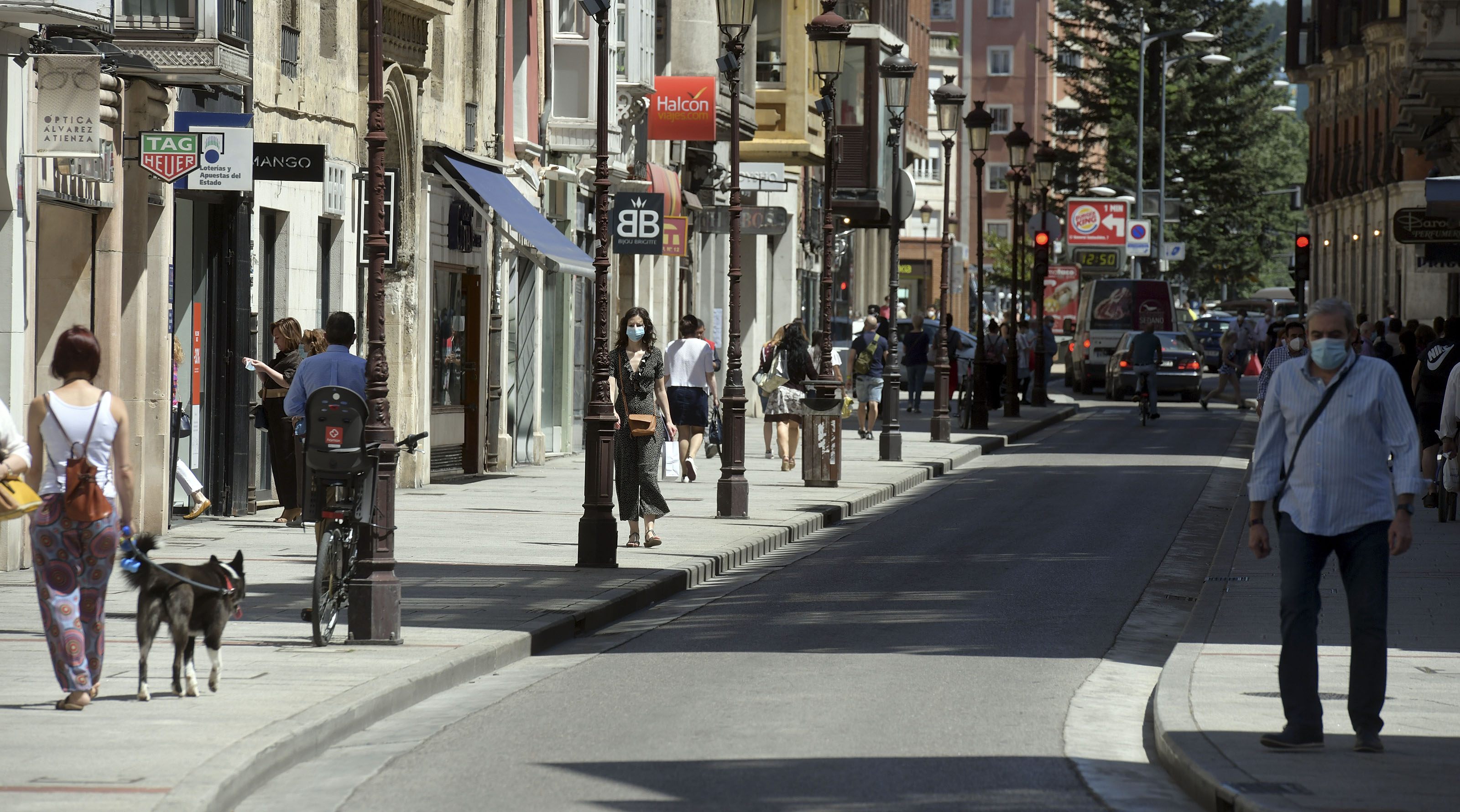 Imagen principal - Las calles de Burgos comienzan a respirar normalidad en la primera semana en fase 1. 