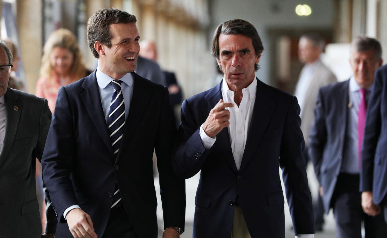 Pablo Casado y José María Aznar, durante un acto de FAES.