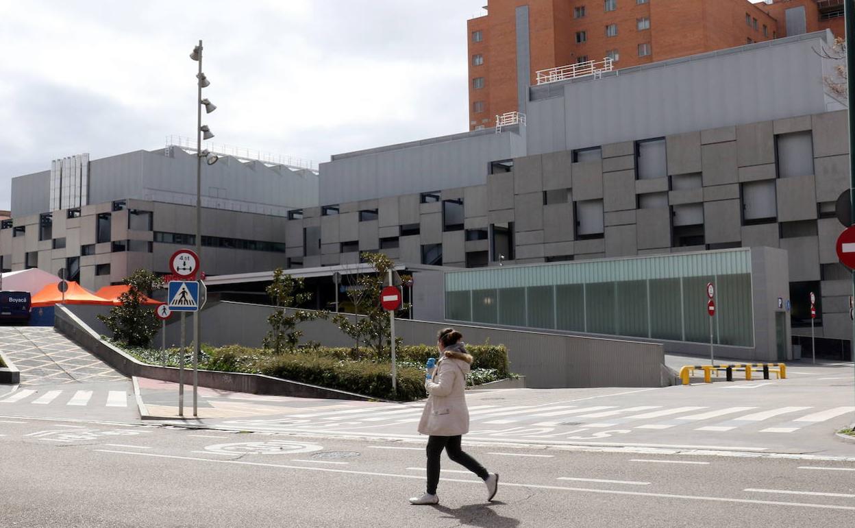 Una mujer camina junto al Hospital Clínico de Valladolid.