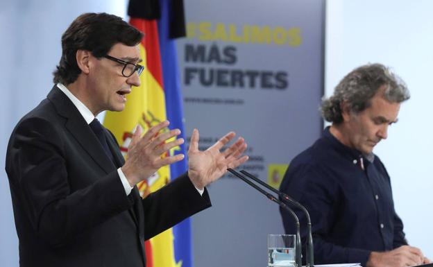 Pedro Sánchez elogia y hace «un homenaje» a Illa y Simón