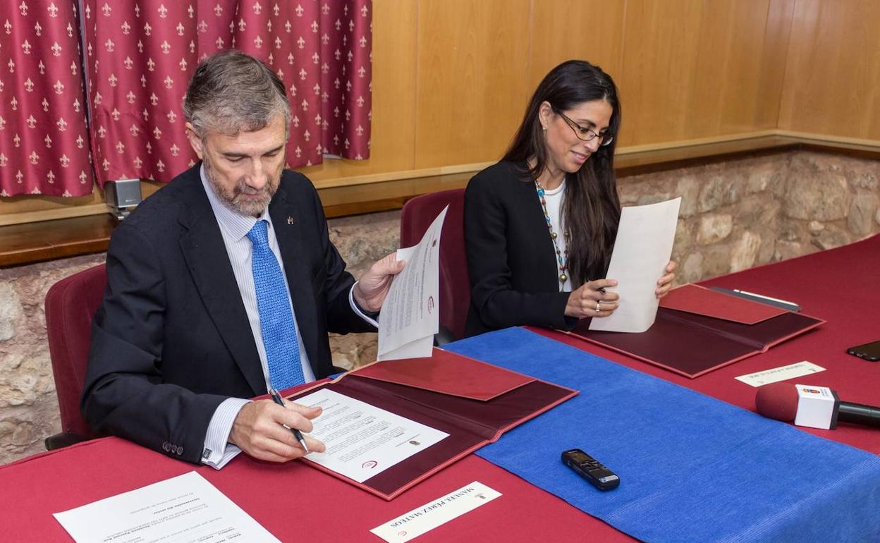 Manuel Pérez Mateos y Verónica Pascual Boé en la firma de un convenio anterior. 