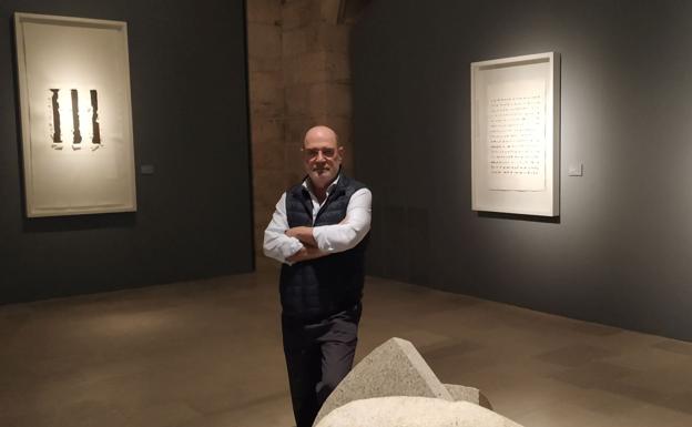 El escultor Alberto Bañuelos lleva a la Catedral de Burgos un 'Cruce de culturas' en torno al algodón y la piedra