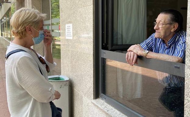 El reencuentro más esperado, desde la ventana: «No puedo salir todavía aunque ya he pasado el virus»