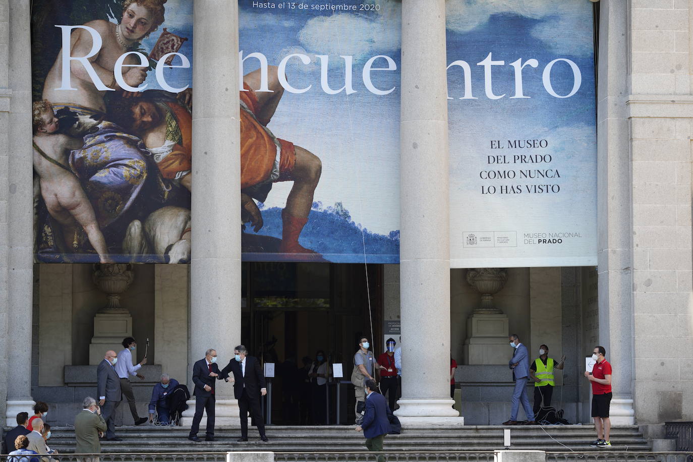 Colas en la fachada del Museo Nacional del Prado.