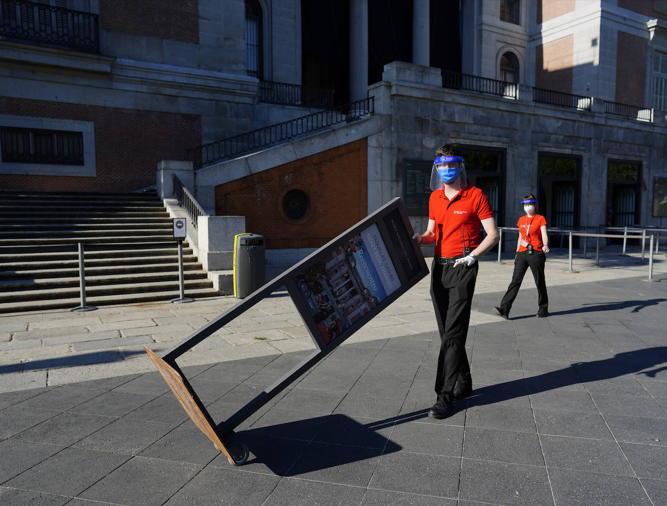 Colas en la fachada del Museo Nacional del Prado.