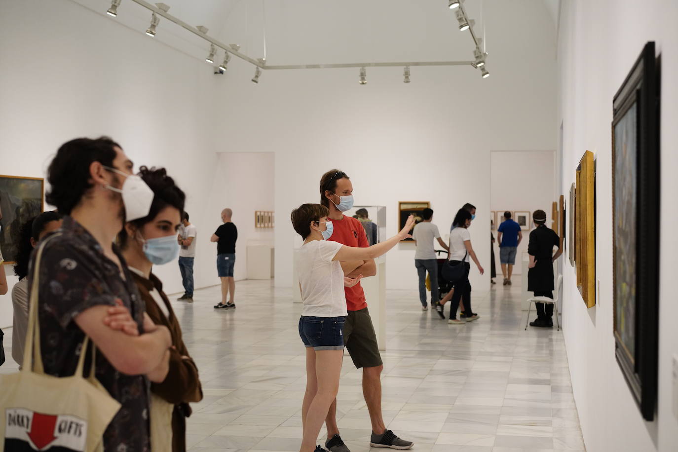 Colas en la fachada del Museo Nacional del Prado.