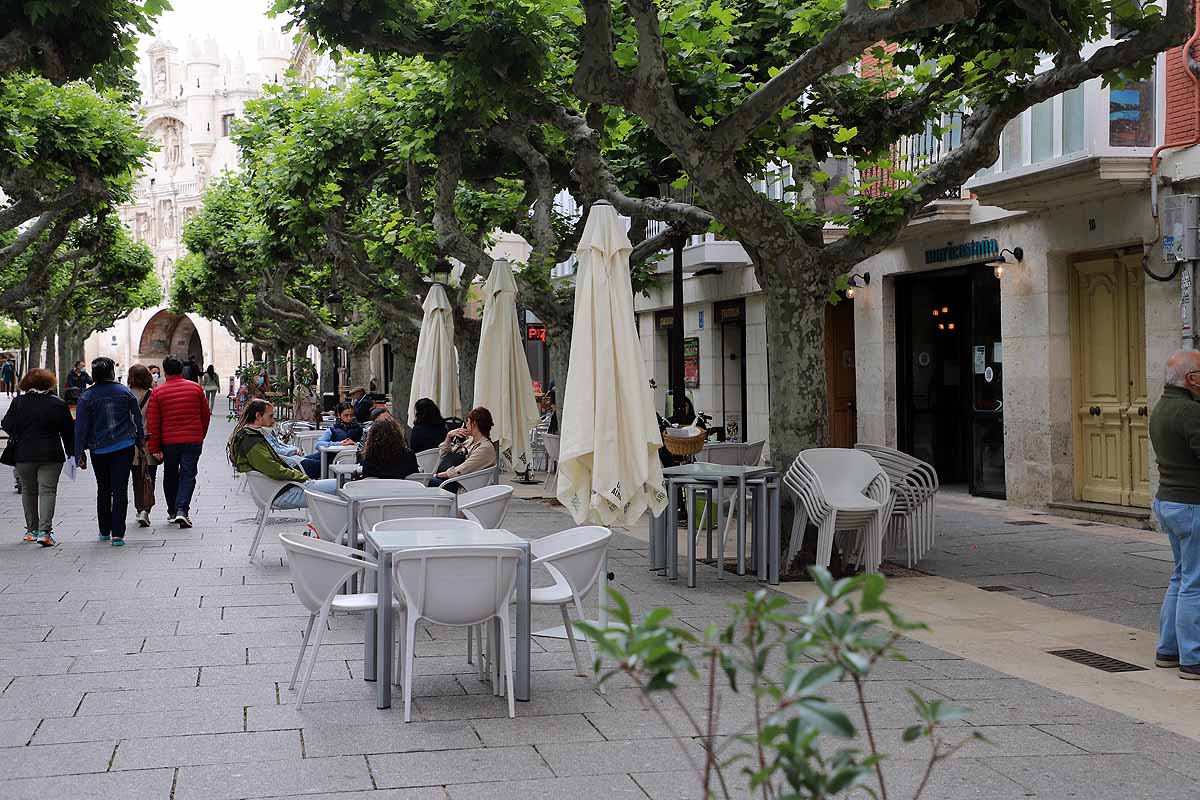 La llegada de Burgos a la fase 2 ha venido acompañada de un tiempo más desapacible para estar en una terraza pero los burgaleses han seguido optando por el exterior de los bares frente al interior. 