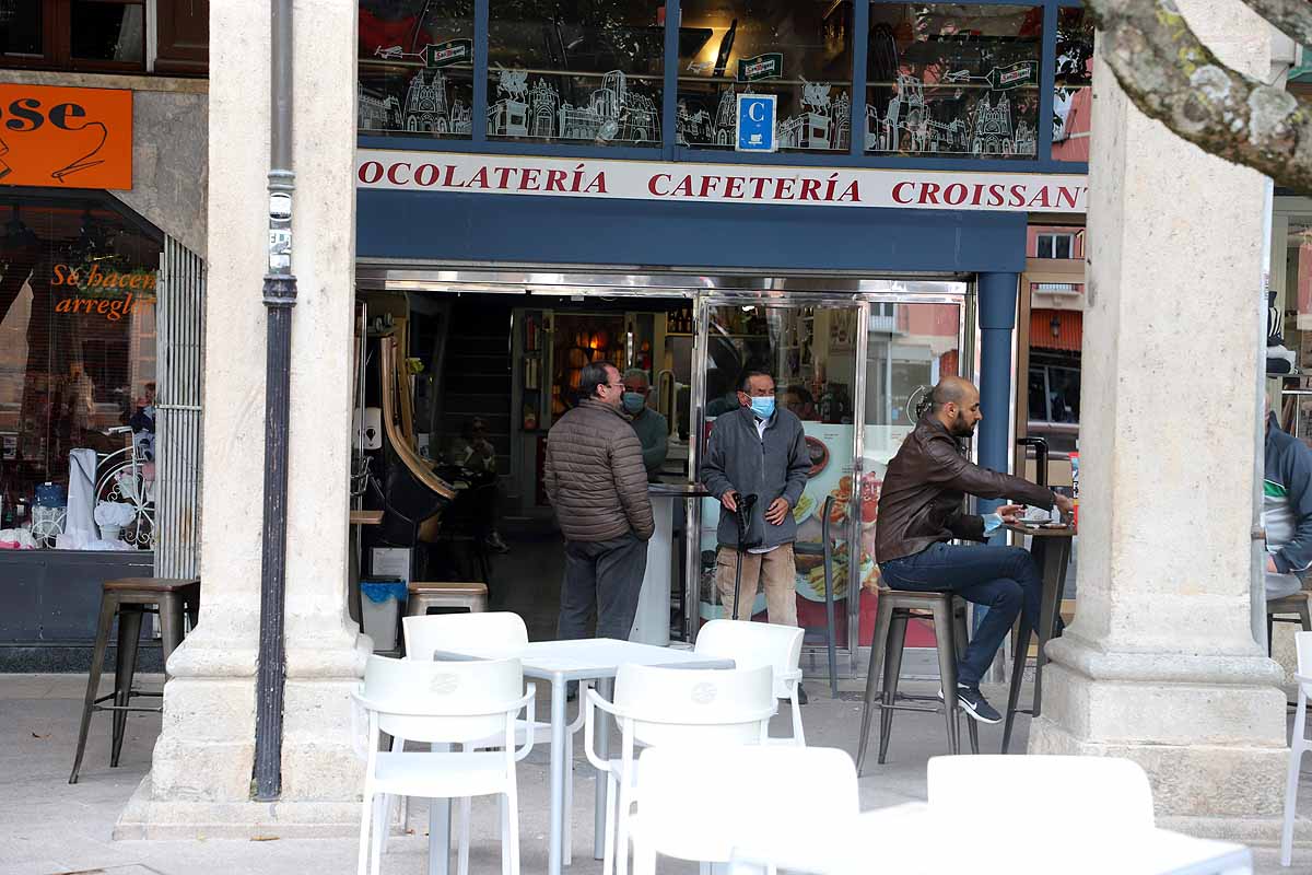 La llegada de Burgos a la fase 2 ha venido acompañada de un tiempo más desapacible para estar en una terraza pero los burgaleses han seguido optando por el exterior de los bares frente al interior. 