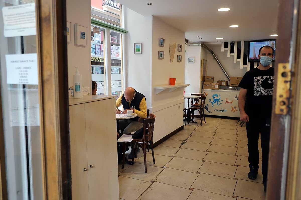 La llegada de Burgos a la fase 2 ha venido acompañada de un tiempo más desapacible para estar en una terraza pero los burgaleses han seguido optando por el exterior de los bares frente al interior. 