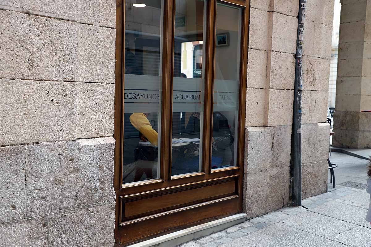 La llegada de Burgos a la fase 2 ha venido acompañada de un tiempo más desapacible para estar en una terraza pero los burgaleses han seguido optando por el exterior de los bares frente al interior. 