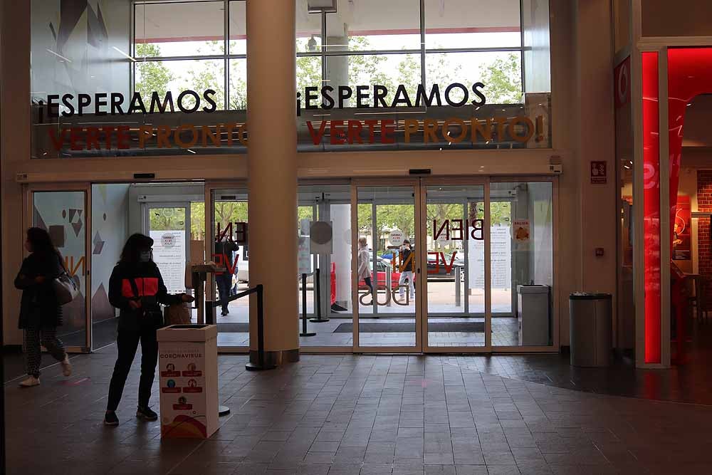 Fotos: Los centros comerciales de Burgos reabren con ilusión