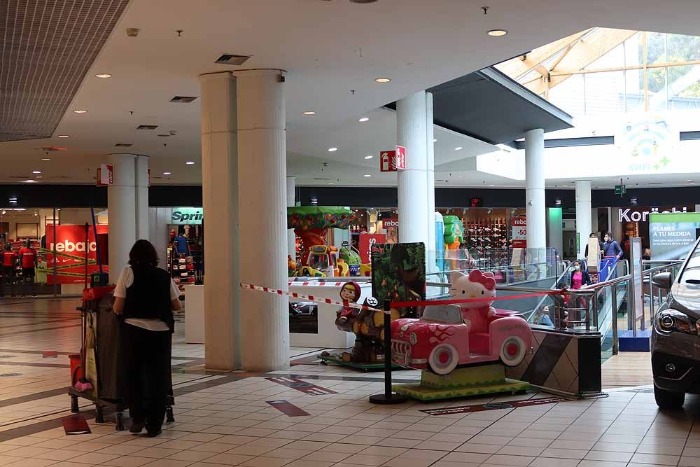 Fotos: Los centros comerciales de Burgos reabren con ilusión