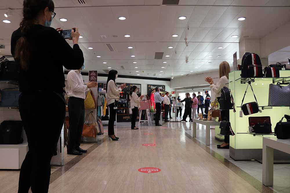 Fotos: Los centros comerciales de Burgos reabren con ilusión