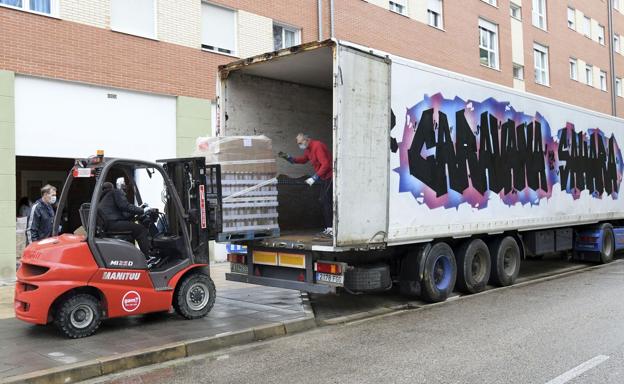 Imagen principal - La Asociación de Amigos del Pueblo Saharaui envía 33 pallets de ayuda humanitaria a los campamentos del Tinduf