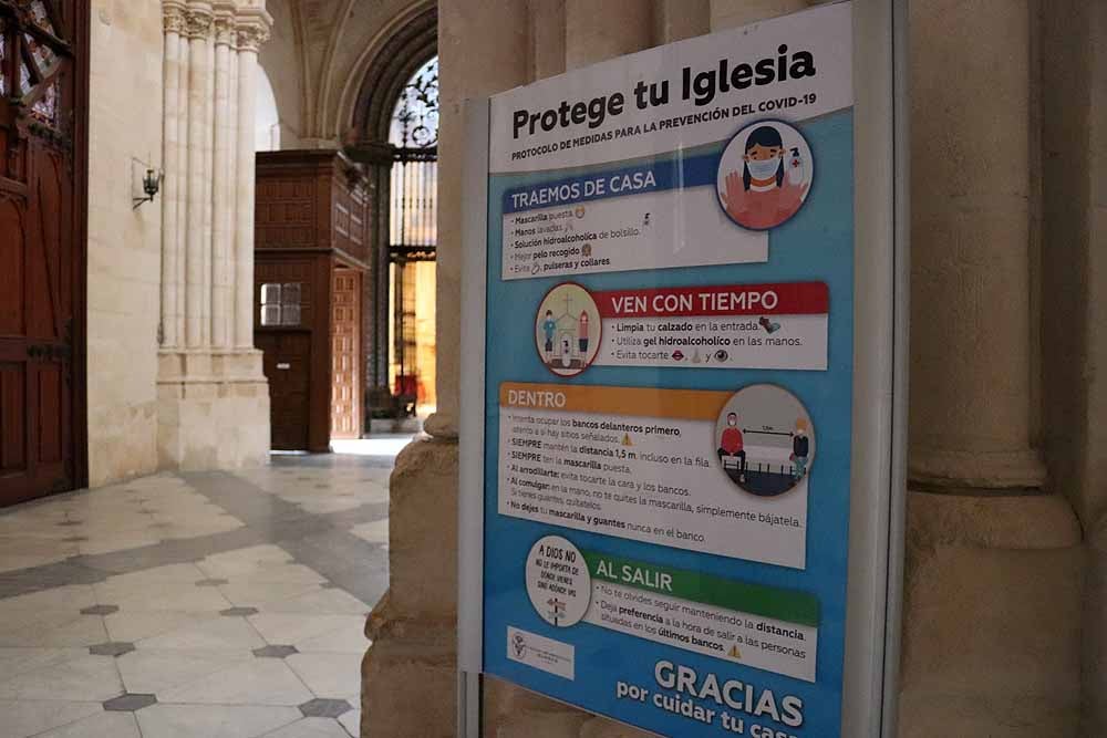 Fotos: La Catedral de Burgos se consagra al culto en exclusiva ante la covid-19