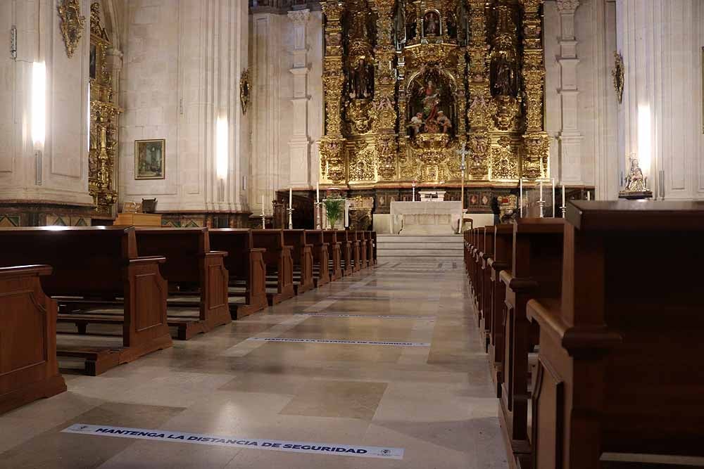 Fotos: La Catedral de Burgos se consagra al culto en exclusiva ante la covid-19