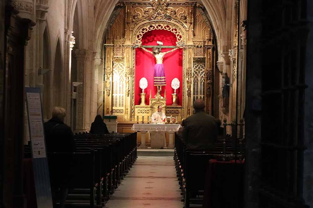 Fotos: La Catedral de Burgos se consagra al culto en exclusiva ante la covid-19