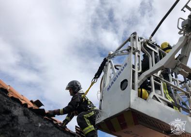 Imagen secundaria 1 - Incendio en una vivienda de Tobes y Rahedo por una chimenea mal aislada