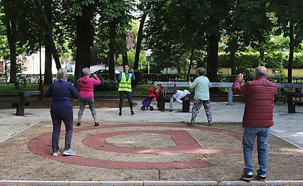 Imagen principal - De la esterilla en casa al ejercicio al aire libre, los burgaleses se ponen en forma