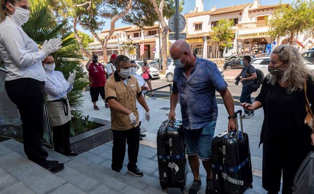 Los primeros turistas llegan al hotel. 