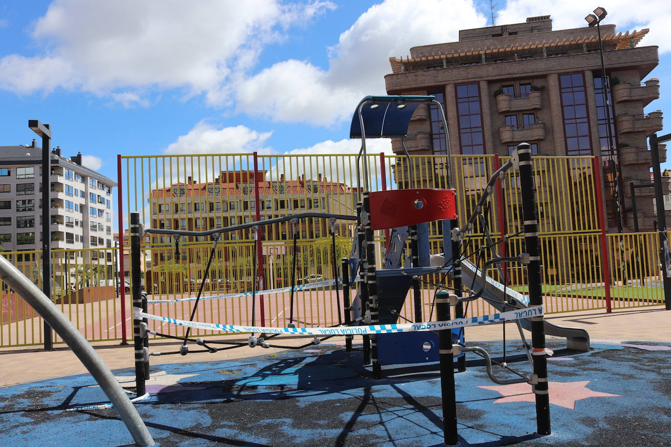 Fotos: Burgos alcanza la fase 3 con los parques infantiles y las pistas deportivas precintadas