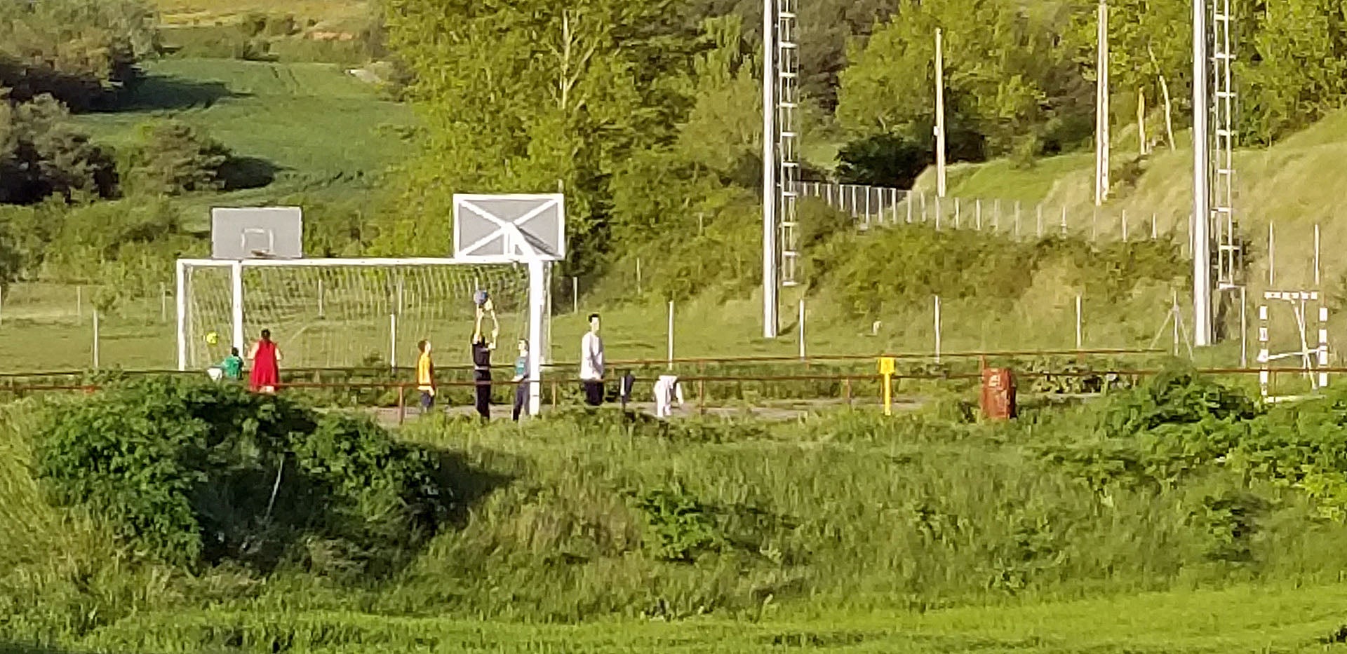 Pese a tener las porterías y canastas con precinto, muchas personas han usado la pista deportiva anexa al campo de fútbol de Villatoro pese a estar prohibido. 