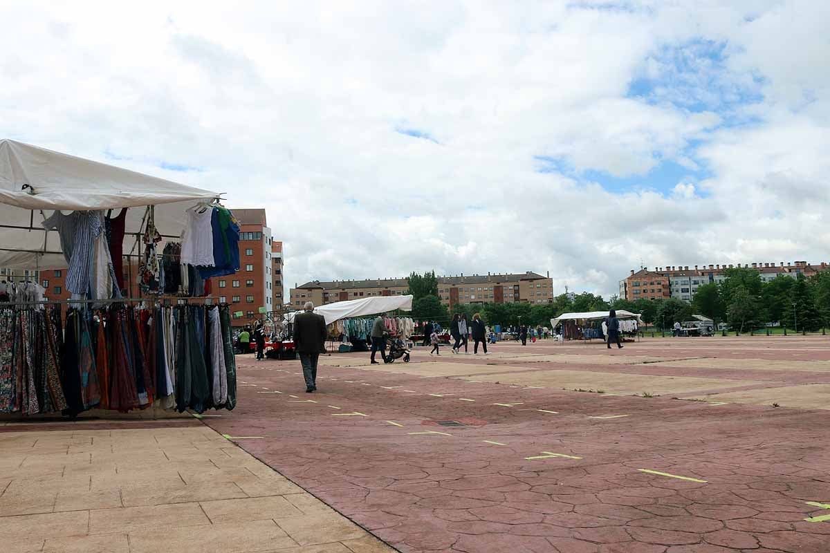 Fotos: Vuelven los mercadillos ambulantes a Burgos con menos puestos de los esperados y poco movimiento de clientes