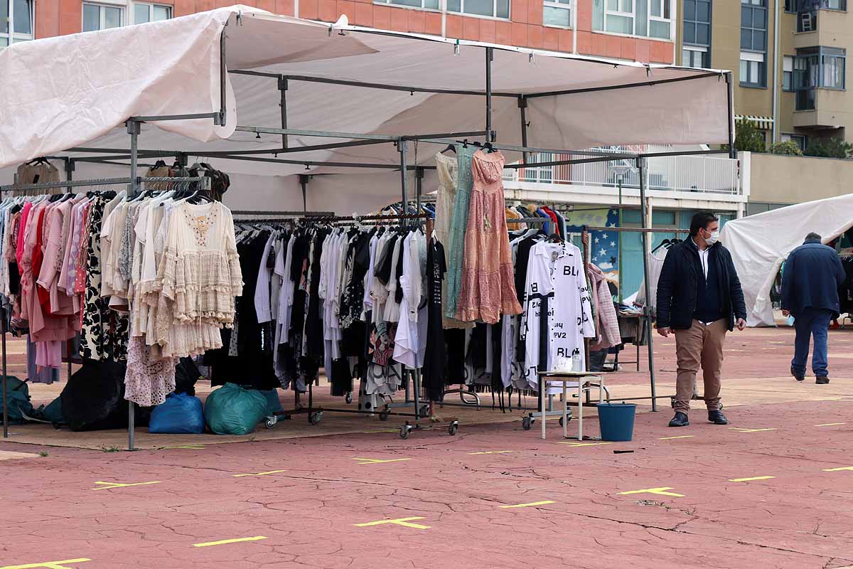 Fotos: Vuelven los mercadillos ambulantes a Burgos con menos puestos de los esperados y poco movimiento de clientes