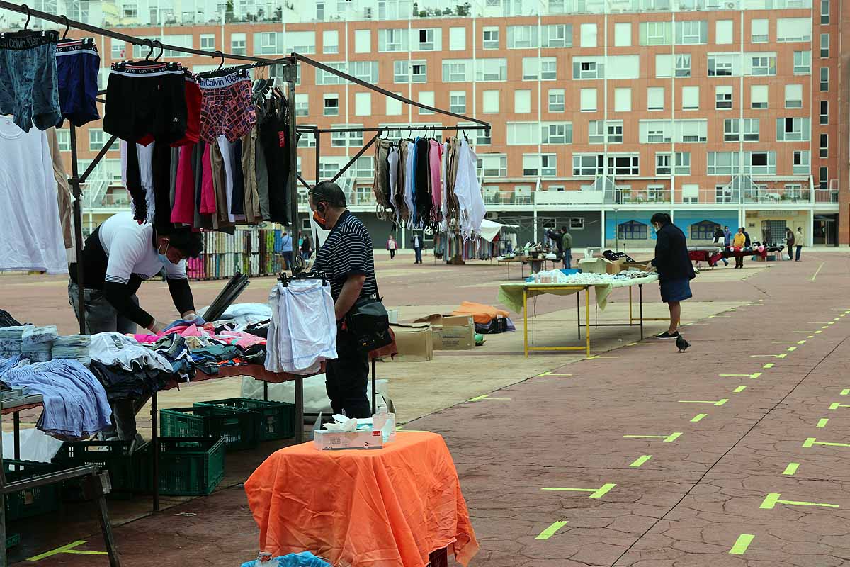 Fotos: Vuelven los mercadillos ambulantes a Burgos con menos puestos de los esperados y poco movimiento de clientes